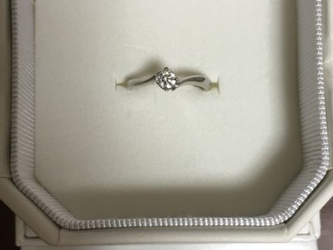 【4℃ BRIDAL(ヨンドシーブライダル)の口コミ】 もともとリング自体に曲線のあるタイプが好きだったので、お店で選ぶ際も…