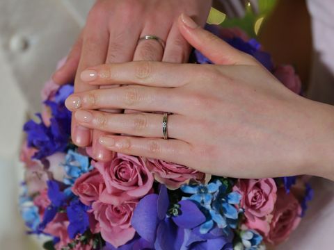 【4℃ BRIDAL(ヨンドシーブライダル)の口コミ】 主人にとっては初めて身につける指輪だったので、違和感なくつけられるデ…