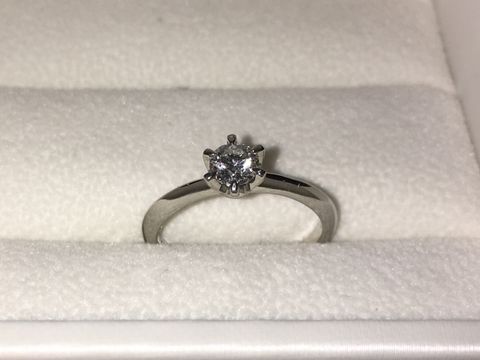 【アンジェリックフォセッテ(Angelique Fossette)の口コミ】 おとぎ話に出てくるような、典型的なデザインが、いかにも婚約指輪という…