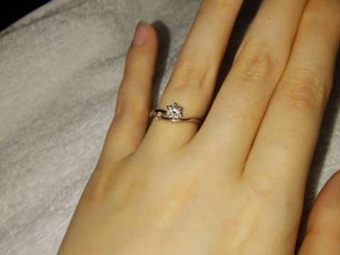 【アイプリモ(I-PRIMO)の口コミ】 中心ダイヤの隣に小さいピンクダイヤが付いていて可愛らしいデザインだっ…