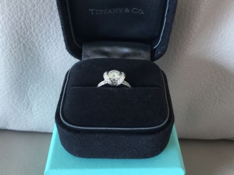 【ティファニー(Tiffany & Co.)の口コミ】 まずは、婚約指輪らしいものを探していました。しかし一粒ダイヤになると…