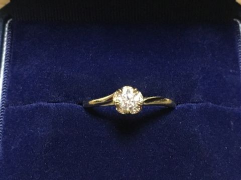 【銀座ダイヤモンドシライシの口コミ】 上から見ると花の形になっていてとても可愛いです。年齢を考えると可愛い…