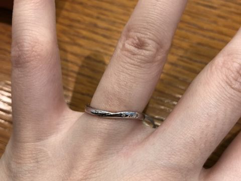 【アネリディギンザ(ANELLI DI GINZA)の口コミ】 指輪自体はすごいシンプルですが、婚約指輪と重ね付けをするとしつこい感…