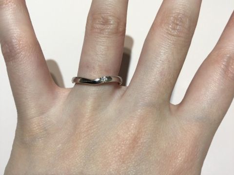 【TRECENTI(トレセンテ)の口コミ】 V字型の指輪で、婚約指輪と合わせる事も出来るのがポイントです。V字のく…