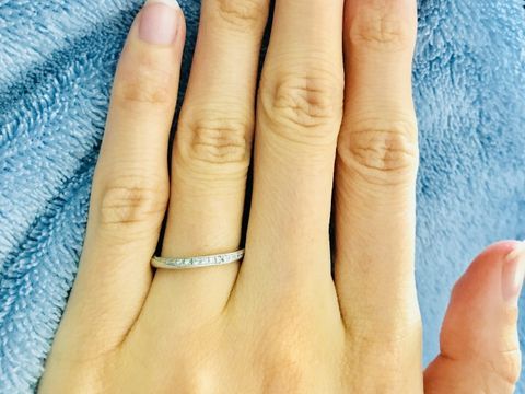 【銀座ダイヤモンドシライシの口コミ】 わたしも主人も指が細く、普段の服装もシンプルなので、細身で派手すぎず…