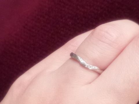 【4℃ BRIDAL(ヨンドシーブライダル)の口コミ】 デザインのこだわりは婚約指輪と重ねてつけられるものとして、V字状なって…