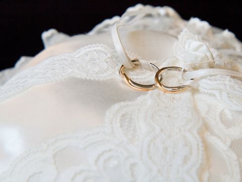 【銀座ダイヤモンドシライシの口コミ】 ピンクゴールドとプラチナが使われていて、さり気なくオシャレです。
少し…