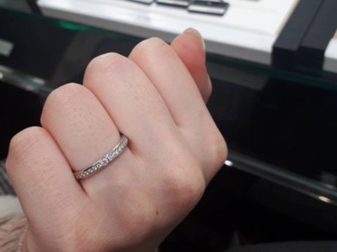 【ラザール ダイヤモンド(LAZARE DIAMOND)の口コミ】 ラザールダイヤモンドさんのハーフエタニティタイプの指輪です。
とてもキ…