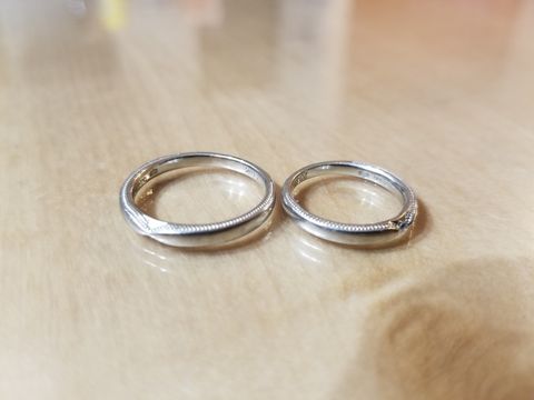 【エクセルコダイヤモンド(EXELCO DIAMOND)の口コミ】 ミル打ちと呼ばれる細かく、繊細な刻印が職人さんの丹精な気持ちで作り上…