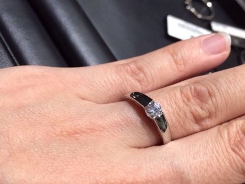 【ラザール ダイヤモンド(LAZARE DIAMOND)の口コミ】 少し太めで高さがあるリングです。
年齢を重ねても太めのリングなら似合い…