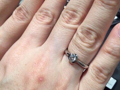 【ラザール ダイヤモンド(LAZARE DIAMOND)の口コミ】 セットと違い周りをぐるっと囲っているので、ダイヤモンド自体が大きく見…