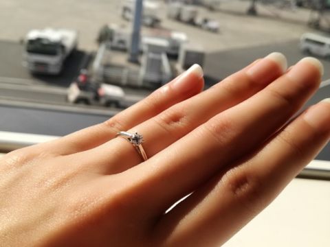 【銀座ダイヤモンドシライシの口コミ】 リングが細身で中心のダイヤを際立たせるデザインがとても好みでした。ダ…