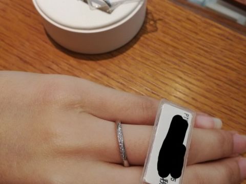 【アネリディギンザ(ANELLI DI GINZA)の口コミ】 中心部に小粒なダイヤモンドがちりばめられており、とても豪華な指輪です…