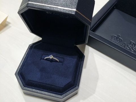 【ROYAL ASSCHER(ロイヤル・アッシャー)の口コミ】 どのデザインも素敵でとても迷いましたが、真ん中に存在感のあるダイヤモ…