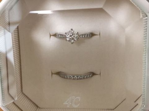 【4℃ BRIDAL(ヨンドシーブライダル)の口コミ】 二つ迷っているお店があり1店舗目の指輪を試着させてもらった時と大きく違…