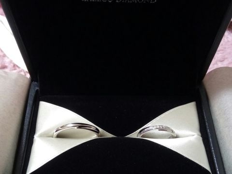 【エクセルコダイヤモンド(EXELCO DIAMOND)の口コミ】 色んなお店で好みと似ているものを探して比較しました。斜めにダイヤが入…