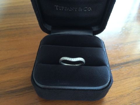 【ティファニー(Tiffany & Co.)の口コミ】 指がぽっちゃりしているので、V字ラインによって指をスッキリ見せる効果が…