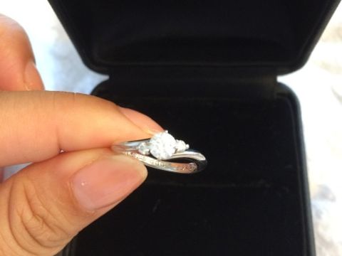 【エクセルコダイヤモンド(EXELCO DIAMOND)の口コミ】 クロスデザインが指をすっきりと綺麗に見せてくれます。メインのダイヤの…