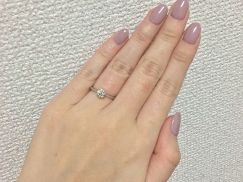 【エクセルコダイヤモンド(EXELCO DIAMOND)の口コミ】 婚約指輪はソリティアタイプに憧れていました。
結婚指輪との重ねづけもし…