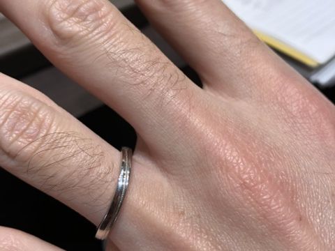 【アイプリモ(I-PRIMO)の口コミ】 ミル打ちが指輪全体にほどこされており、とても華やかなデザインとなって…