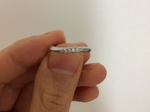 【ラザール ダイヤモンド(LAZARE DIAMOND)の口コミ】 斜めにダイヤが並んでいるこういうデザインのものが良かったので、初めて…