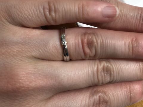 【STAR JEWELRY(スタージュエリー)の口コミ】 ２本の線が交差するようなデザインで、その中心にダイヤモンドがあるよう…