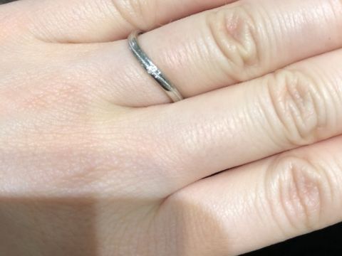 【アイプリモ(I-PRIMO)の口コミ】 この指輪はミル打ちがウェーブの形に沿ってなめらかにデザインされており…