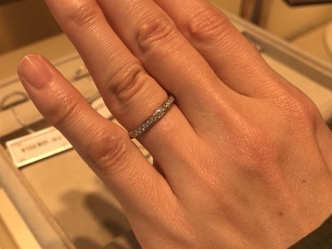 【ギンザタナカブライダル(GINZA TANAKA BRIDAL)の口コミ】 ハーフエタニティリング、レールで挟んでいるタイプですので、引っ掛かり…