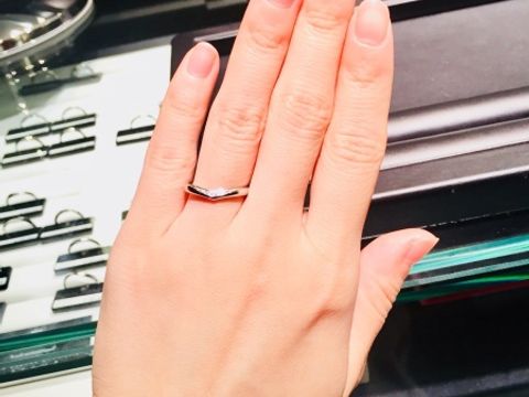 【ラザール ダイヤモンド(LAZARE DIAMOND)の口コミ】 私は手のひらが大きくて指が短いので指がキレイに見えるゆるやかなVライン…