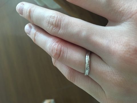 【銀座ダイヤモンドシライシの口コミ】 ウェーブラインとダイヤが流れるように入っていること、の２つは絶対条件…