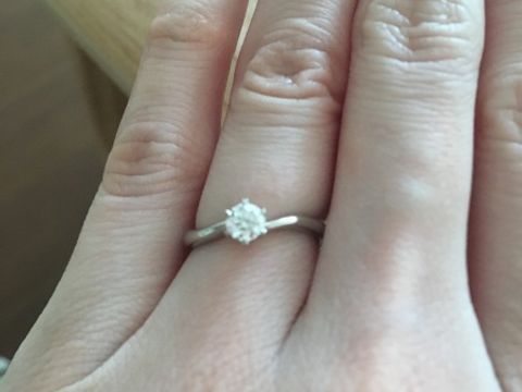 【銀座ダイヤモンドシライシの口コミ】 婚約指輪はいただいていたのですが、カジュアルなものだったため、結婚指…