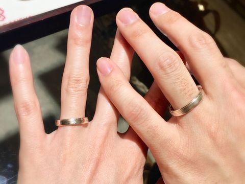 【杢目金屋(もくめがねや)の口コミ】 様々な種類を試着させていただきましたが、私達は緩いV字の「木目つむぎ」…