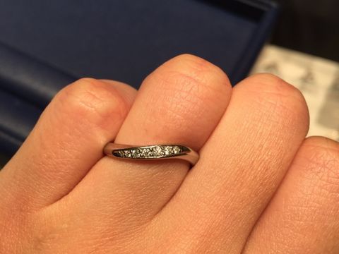 【銀座ダイヤモンドシライシの口コミ】 この指輪に決めた理由は、着け心地、デザイン、担当者の方です。職場では…