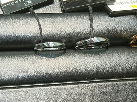 【ラザール ダイヤモンド(LAZARE DIAMOND)の口コミ】 中央に１石のダイヤモンドが入っており、周囲が丸みを帯びているデザイン…