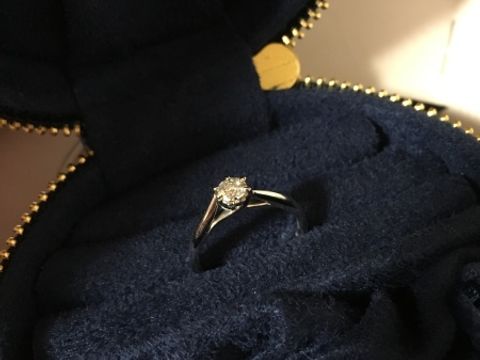 【銀座ダイヤモンドシライシの口コミ】 いかにも婚約指輪らしい一粒ダイヤが希望でしたが、身につけていて服など…