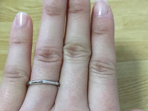 【TRECENTI(トレセンテ)の口コミ】 ありそうでないデザインです！
ダイヤが３石、間隔を開けて並んでいるデザ…