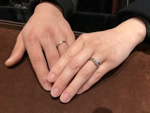 【RosettE(ロゼット)の口コミ】 婚約指輪と一緒に着けることを考えて選びました。
細めのもので、少しダイ…