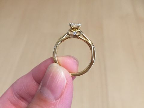 【アイプリモ(I-PRIMO)の口コミ】 付けた時にダイヤモンドの存在感が目立つ物を探していました。そこまで大…