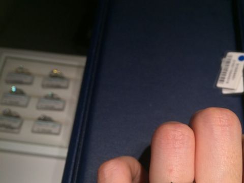 【銀座ダイヤモンドシライシの口コミ】 横から見たときにお花が並んでいるようなデザインで、付けている自分から…