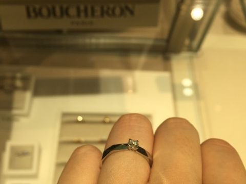 【ブシュロン(BOUCHERON)の口コミ】 ファセットのデザインを元々彼が気に入っていたこともあり、試着に行きま…