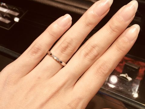 【エクセルコダイヤモンド(EXELCO DIAMOND)の口コミ】 結婚指輪は日頃から付ける予定だったので、派手すぎず、でもダイヤの入っ…