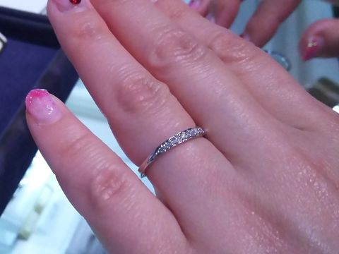 【THE KISS(ザ・キッス)の口コミ】 ダイヤモンドがふんだんに使われていてとてもキラキラと輝いていてきれい…