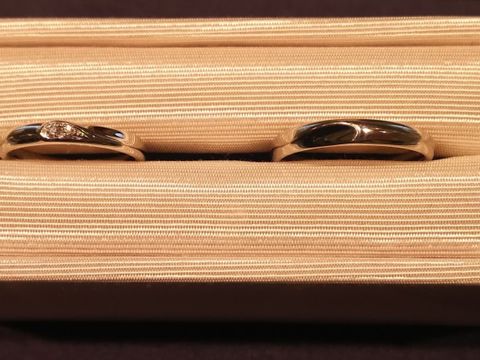 【THE KISS(ザ・キッス)の口コミ】 シンプルで二つあわせるとハートが浮かび上がるデザイン。
レディースには…