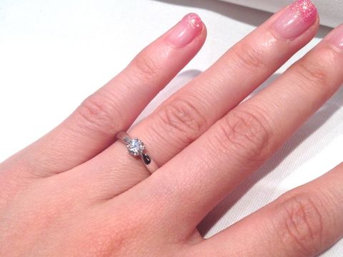 【ティファニー(Tiffany & Co.)の口コミ】 一般的な婚約指輪によく見られる、大きい一粒ダイヤがでっぱった形でつい…