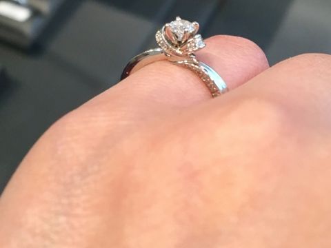 【エクセルコダイヤモンド(EXELCO DIAMOND)の口コミ】 とにかくデザインが気に入りました。
かわいくもあり、ゴージャスでもあり…