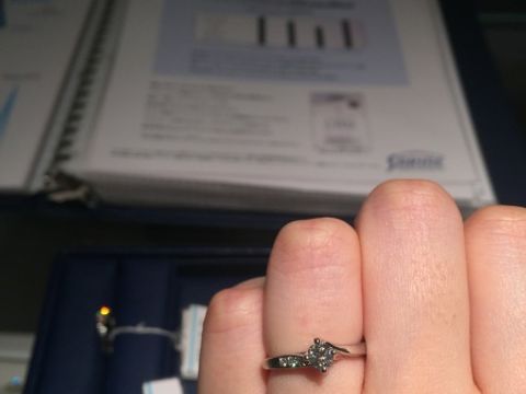 【銀座ダイヤモンドシライシの口コミ】 インターネット上で指輪探しをして色々とみている時から、この片方にメレ…