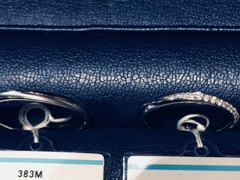 【銀座ダイヤモンドシライシの口コミ】 ストレートのデザインですが、女性はメレダイヤが流れるように配置されて…