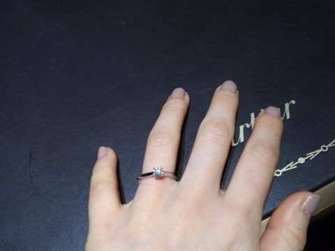 【カルティエ(Cartier)の口コミ】 カルティエは、四点どめなので、四角くて重厚感があるダイヤモンドが好き…