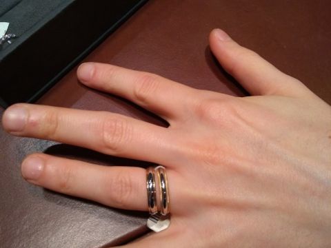 【ティファニー(Tiffany & Co.)の口コミ】 彼がゴールドが好きというので、初めはゴールドのカルティエリングをはめ…