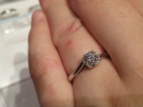 【銀座ダイヤモンドシライシの口コミ】 元々、一粒タイプのリングを探していました。他の指輪に決めかけていて、…